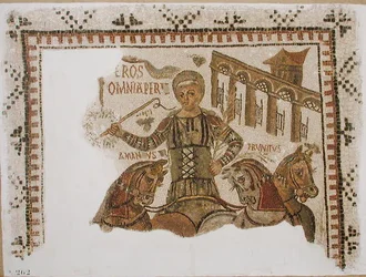 Pflaster, das den Wagenlenker Eros auf seinem Quadriga darstellt, aus Dougga, Tunesien